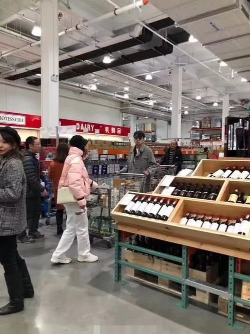 雷佳音罕见携妻现身扫货,穿大衣一脸高冷,娇妻粉衣白裤打扮超嫩