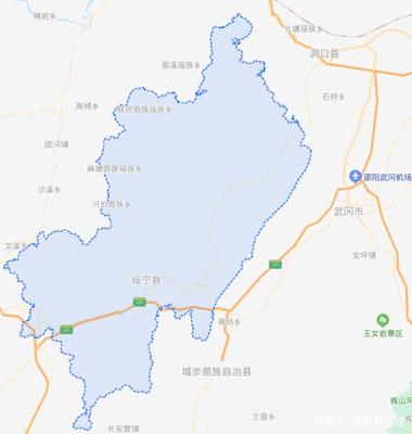 湖南邵阳市有一个县,境内无铁路,县城建在河谷中呈“L”形状