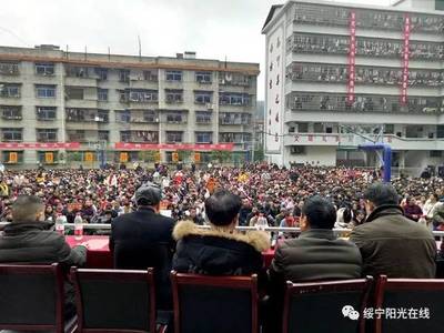 绥宁助力教育发展 90名优秀贫困学子获73700元奖学金